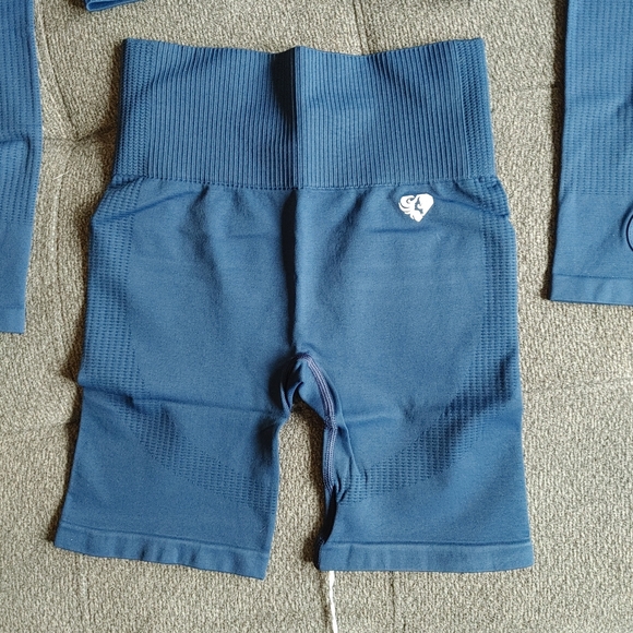 Womens Best Long Sleeve Crop Top & Cycling Shorts Size Small - Picture 9 of 13